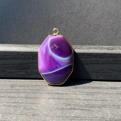 Facettierter lila Achat Anhänger mit Goldrahmen für Schmuckherstellung · Boho Stil · Naturstein Bastelperlen für DIY Halsketten & Geschenke