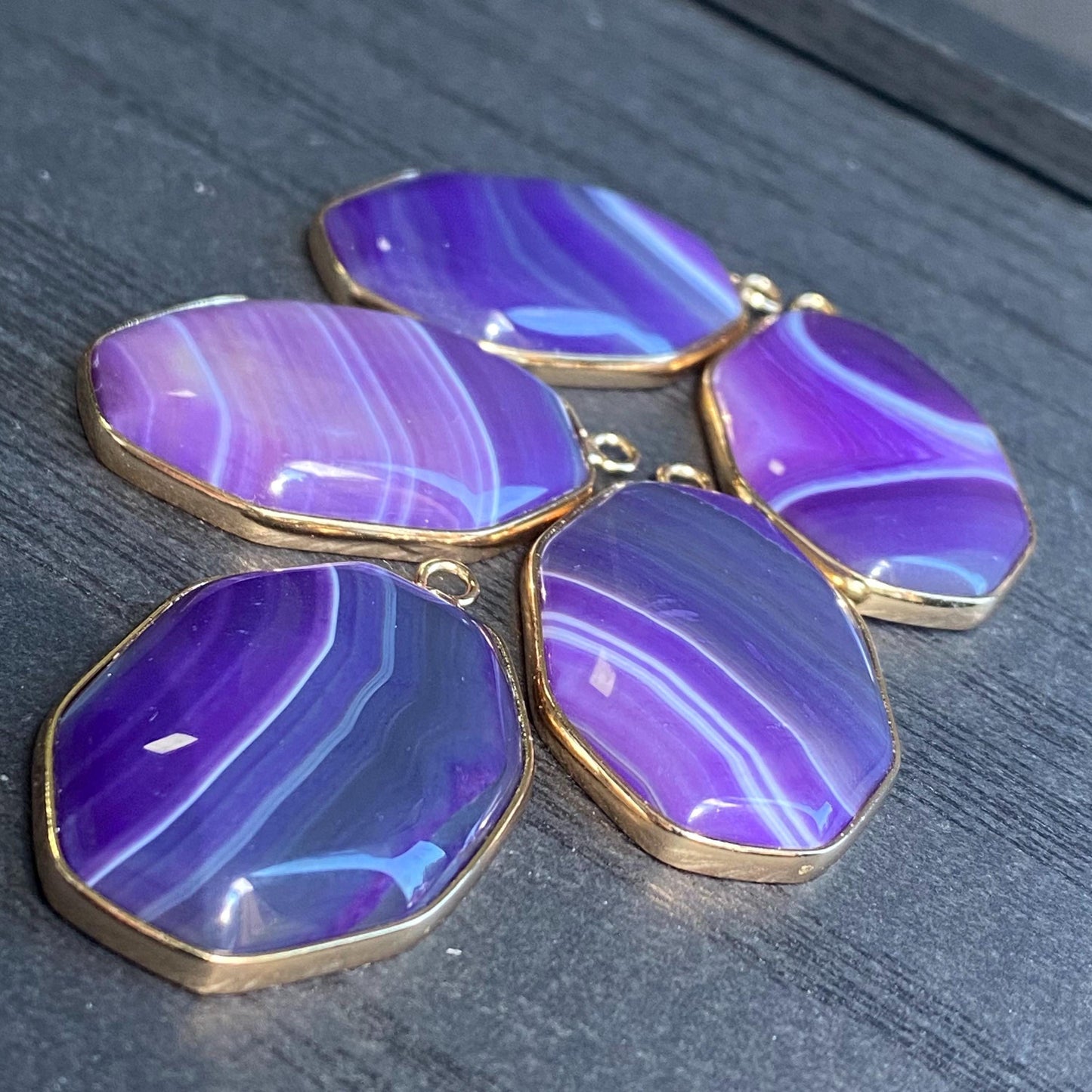 Facettierter lila Achat Anhänger mit Goldrahmen für Schmuckherstellung · Boho Stil · Naturstein Bastelperlen für DIY Halsketten & Geschenke