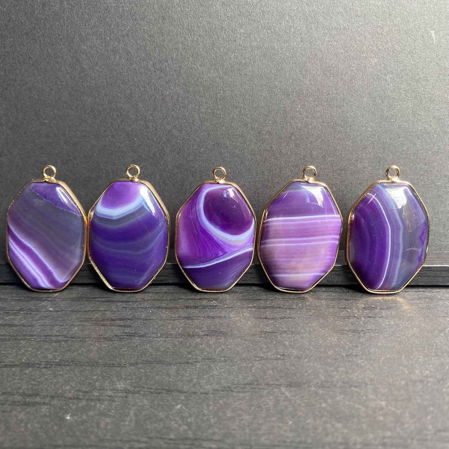 Facettierter lila Achat Anhänger mit Goldrahmen für Schmuckherstellung · Boho Stil · Naturstein Bastelperlen für DIY Halsketten & Geschenke