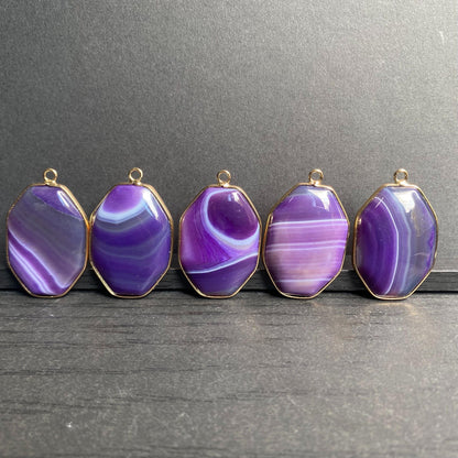 Facettierter lila Achat Anhänger mit Goldrahmen für Schmuckherstellung · Boho Stil · Naturstein Bastelperlen für DIY Halsketten & Geschenke