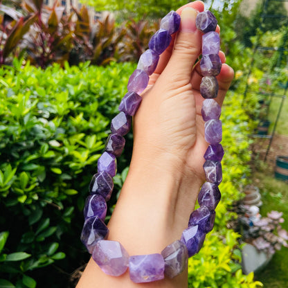 Natürliche Amethyst Edelsteinperlen für DIY Schmuck, Facettierte Chunky Nugget Form, Lila Kristallstrang für Armband oder Kette Basteln