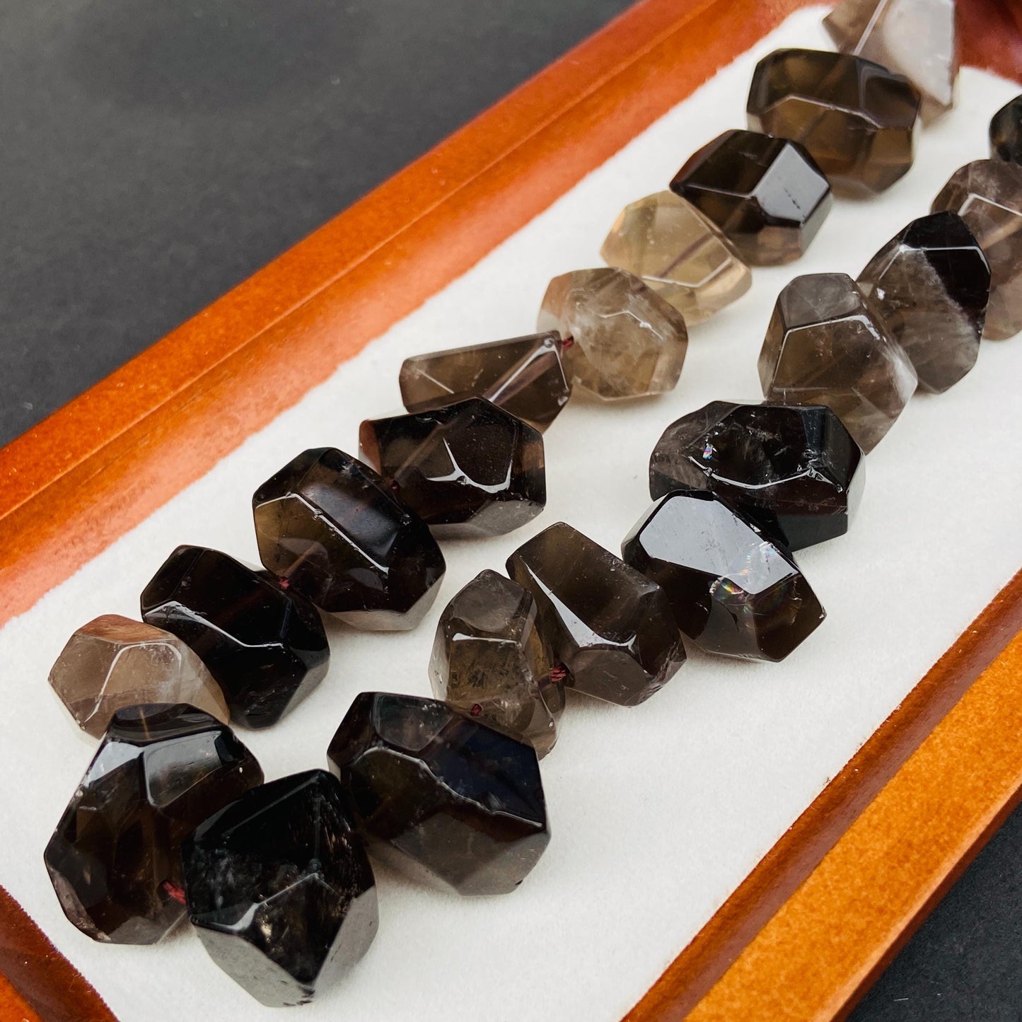 Natürliche Rauchquarz Perlen Strang, unregelmäßig facettierte Kristall Nuggets für Schmuckherstellung, Boho DIY Heilstein Bastelperlen 40cm