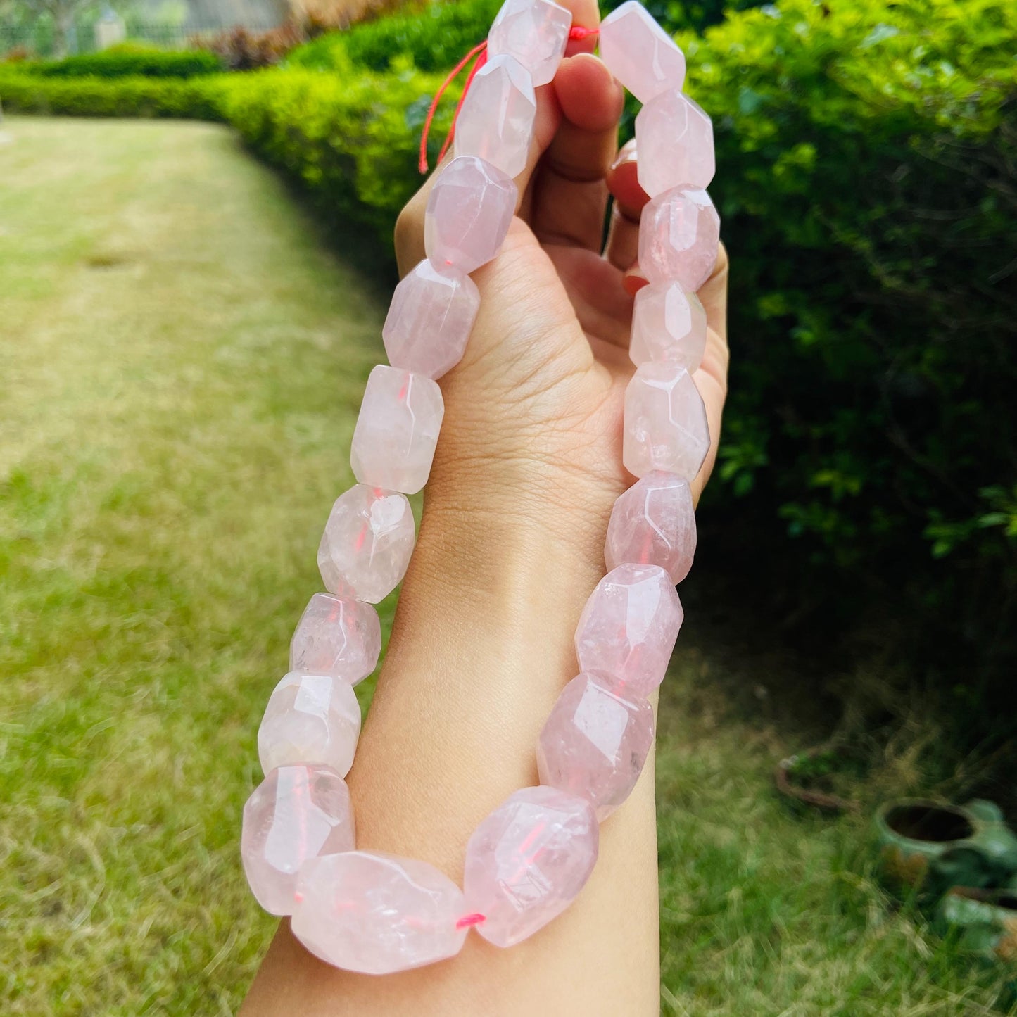 Natürliche Rosenquarz Perlen Nuggets, rosa Kristall Heilstein Strang für Schmuckherstellung, Boho DIY Bastelperlen, facettierte Edelsteine