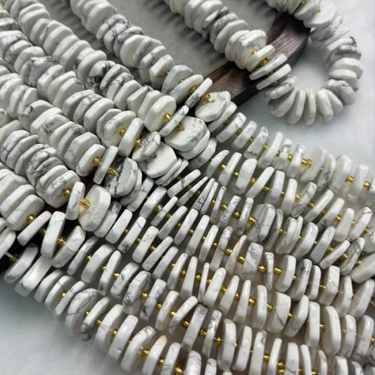 Weiße Naturstein Perlen für DIY Schmuckherstellung, flache Howlith Scheiben für Boho Armbänder, Halsketten und Heilstein Projekte