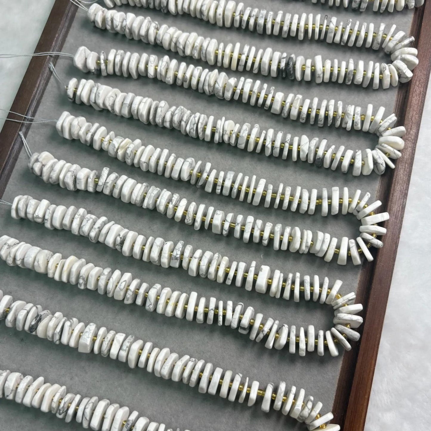 Weiße Naturstein Perlen für DIY Schmuckherstellung, flache Howlith Scheiben für Boho Armbänder, Halsketten und Heilstein Projekte