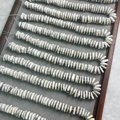 Weiße Naturstein Perlen für DIY Schmuckherstellung, flache Howlith Scheiben für Boho Armbänder, Halsketten und Heilstein Projekte