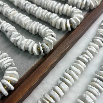 Weiße Naturstein Perlen für DIY Schmuckherstellung, flache Howlith Scheiben für Boho Armbänder, Halsketten und Heilstein Projekte