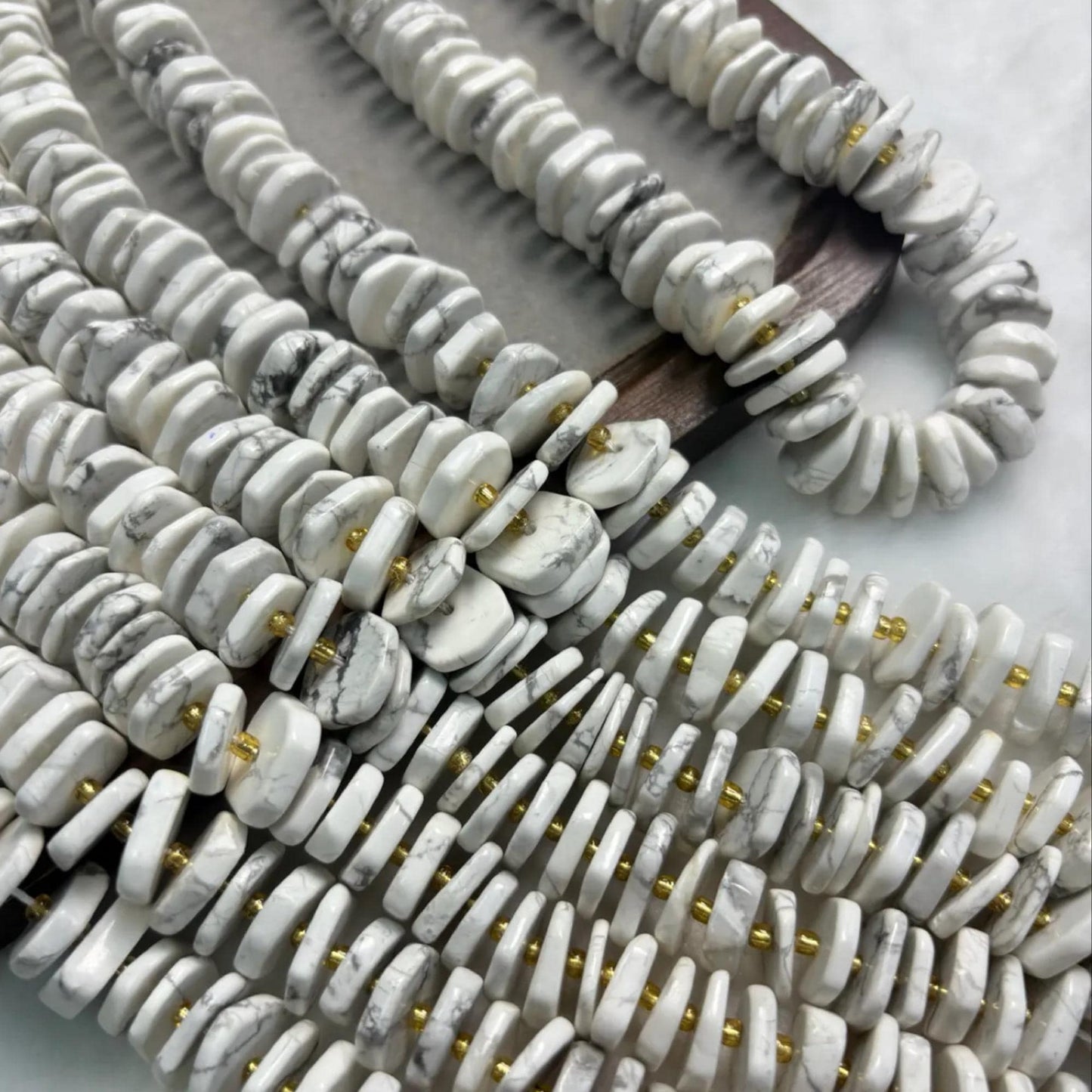 Weiße Naturstein Perlen für DIY Schmuckherstellung, flache Howlith Scheiben für Boho Armbänder, Halsketten und Heilstein Projekte