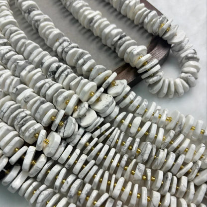 Weiße Naturstein Perlen für DIY Schmuckherstellung, flache Howlith Scheiben für Boho Armbänder, Halsketten und Heilstein Projekte