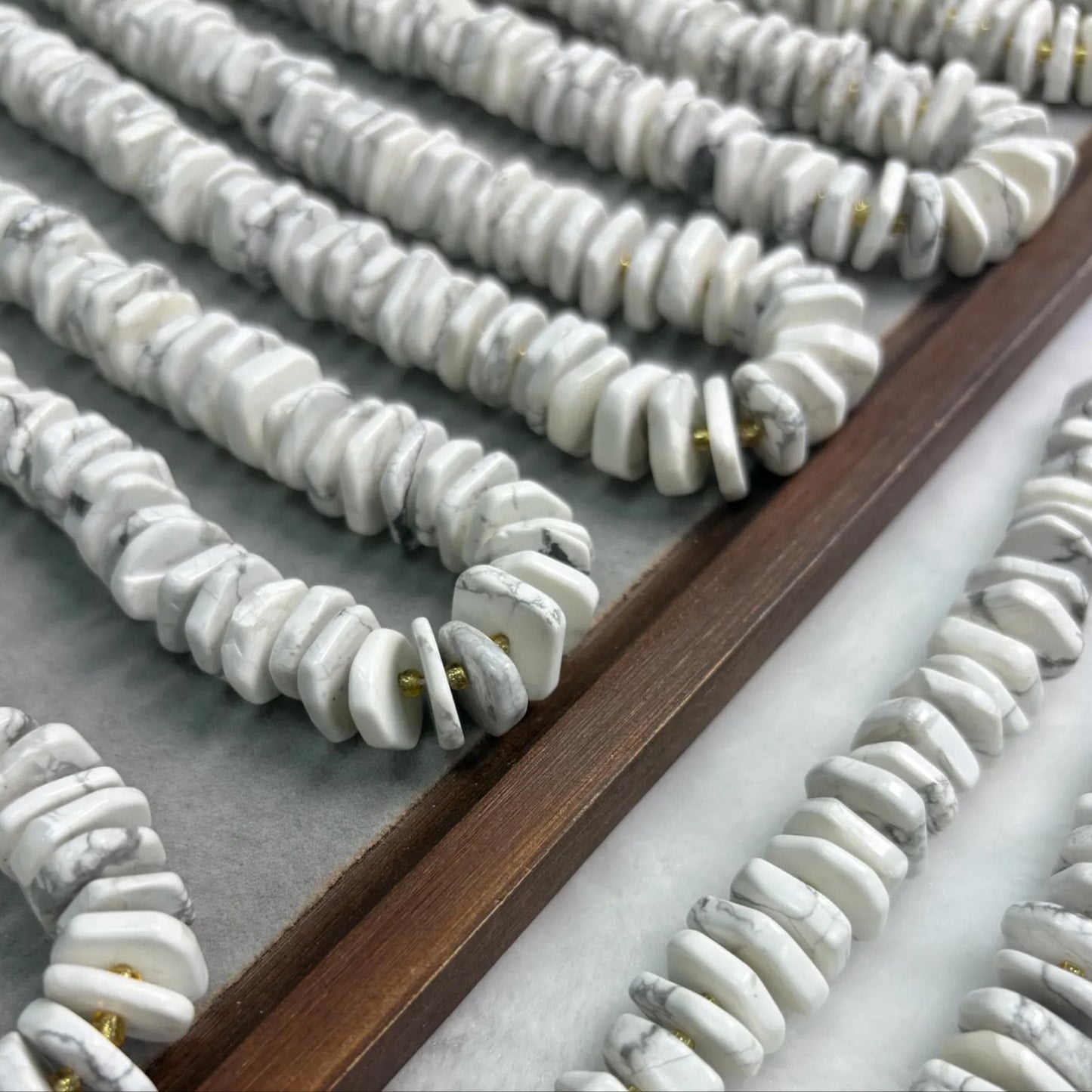 Weiße Naturstein Perlen für DIY Schmuckherstellung, flache Howlith Scheiben für Boho Armbänder, Halsketten und Heilstein Projekte