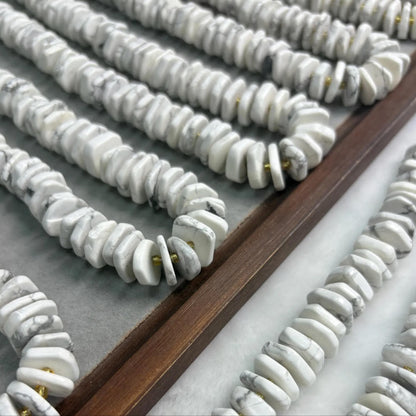 Weiße Naturstein Perlen für DIY Schmuckherstellung, flache Howlith Scheiben für Boho Armbänder, Halsketten und Heilstein Projekte