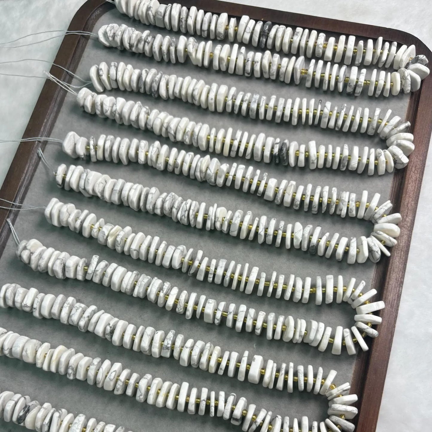 Weiße Naturstein Perlen für DIY Schmuckherstellung, flache Howlith Scheiben für Boho Armbänder, Halsketten und Heilstein Projekte