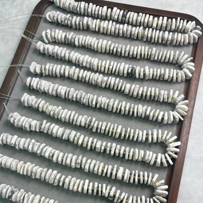 Weiße Naturstein Perlen für DIY Schmuckherstellung, flache Howlith Scheiben für Boho Armbänder, Halsketten und Heilstein Projekte