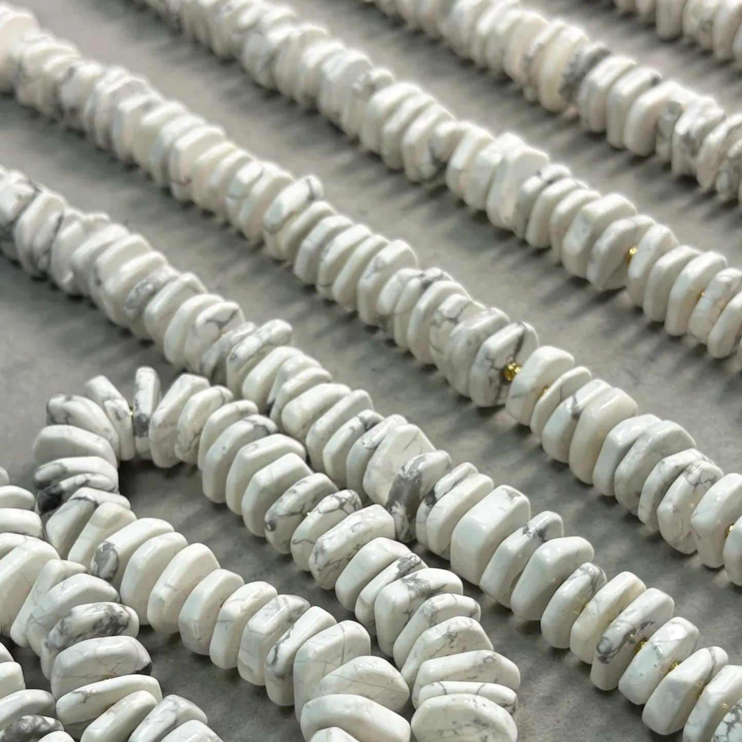 Weiße Naturstein Perlen für DIY Schmuckherstellung, flache Howlith Scheiben für Boho Armbänder, Halsketten und Heilstein Projekte