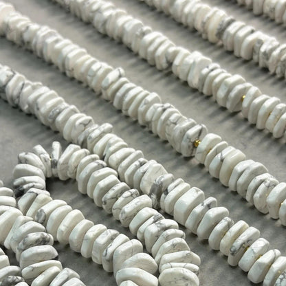 Weiße Naturstein Perlen für DIY Schmuckherstellung, flache Howlith Scheiben für Boho Armbänder, Halsketten und Heilstein Projekte