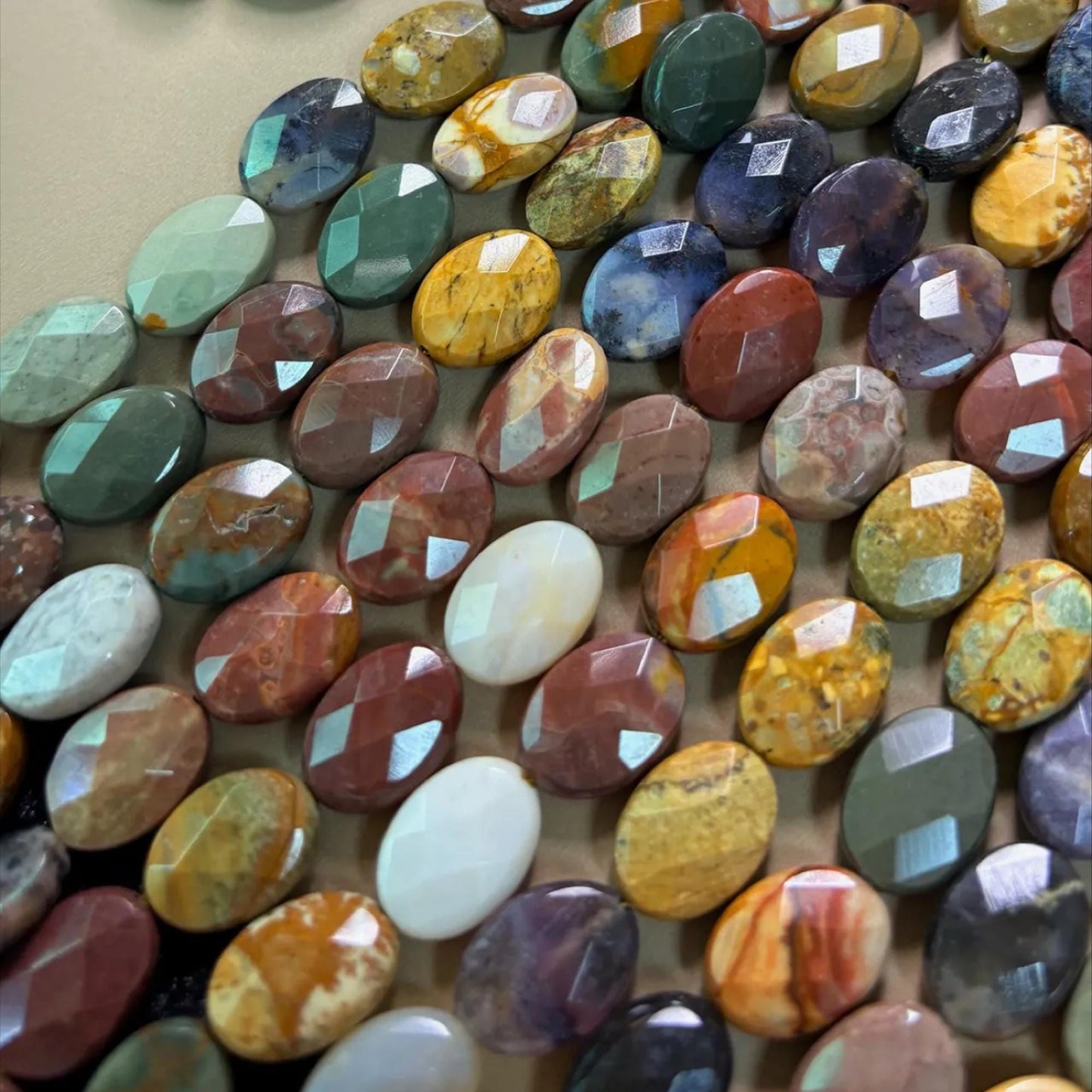 Bunter Edelstein Mix aus facettiertem Alashan Jaspis für DIY Boho Schmuck, Naturstein Ovalperlen zum Basteln & Energiearbeit