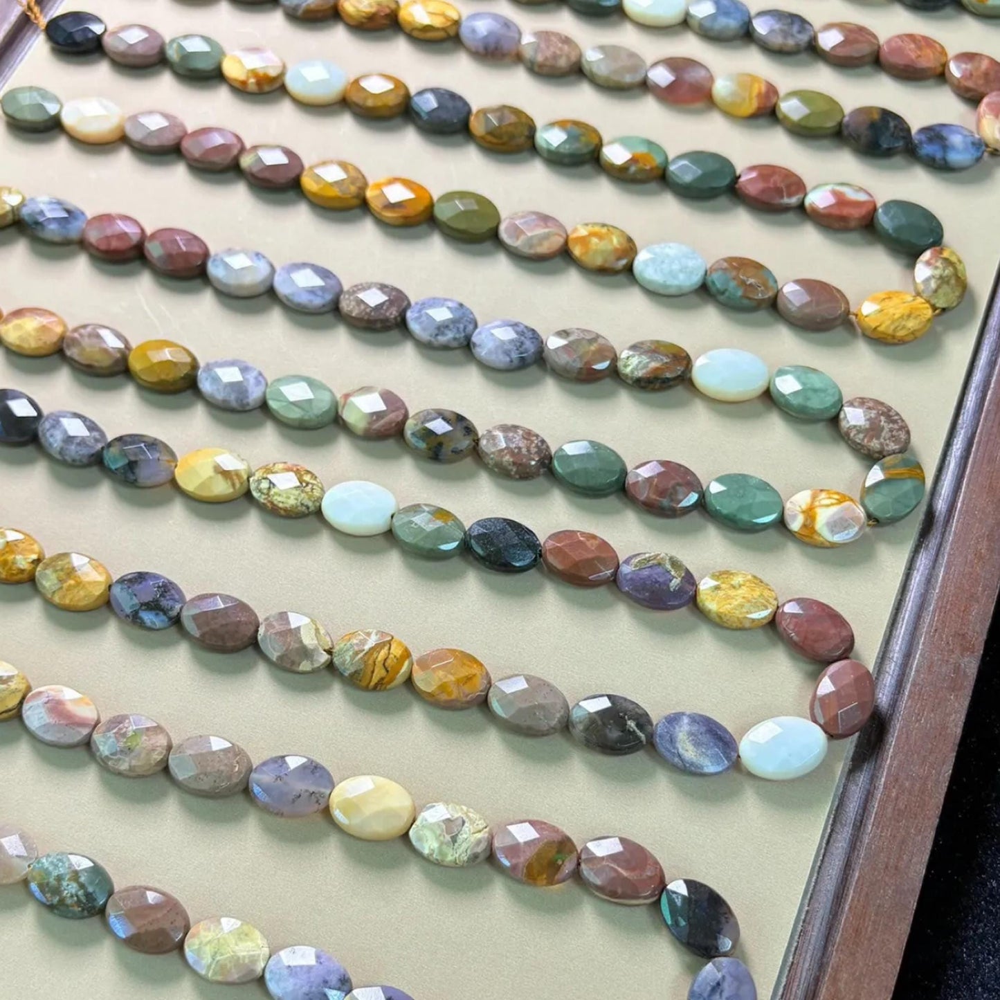 Bunter Edelstein Mix aus facettiertem Alashan Jaspis für DIY Boho Schmuck, Naturstein Ovalperlen zum Basteln & Energiearbeit