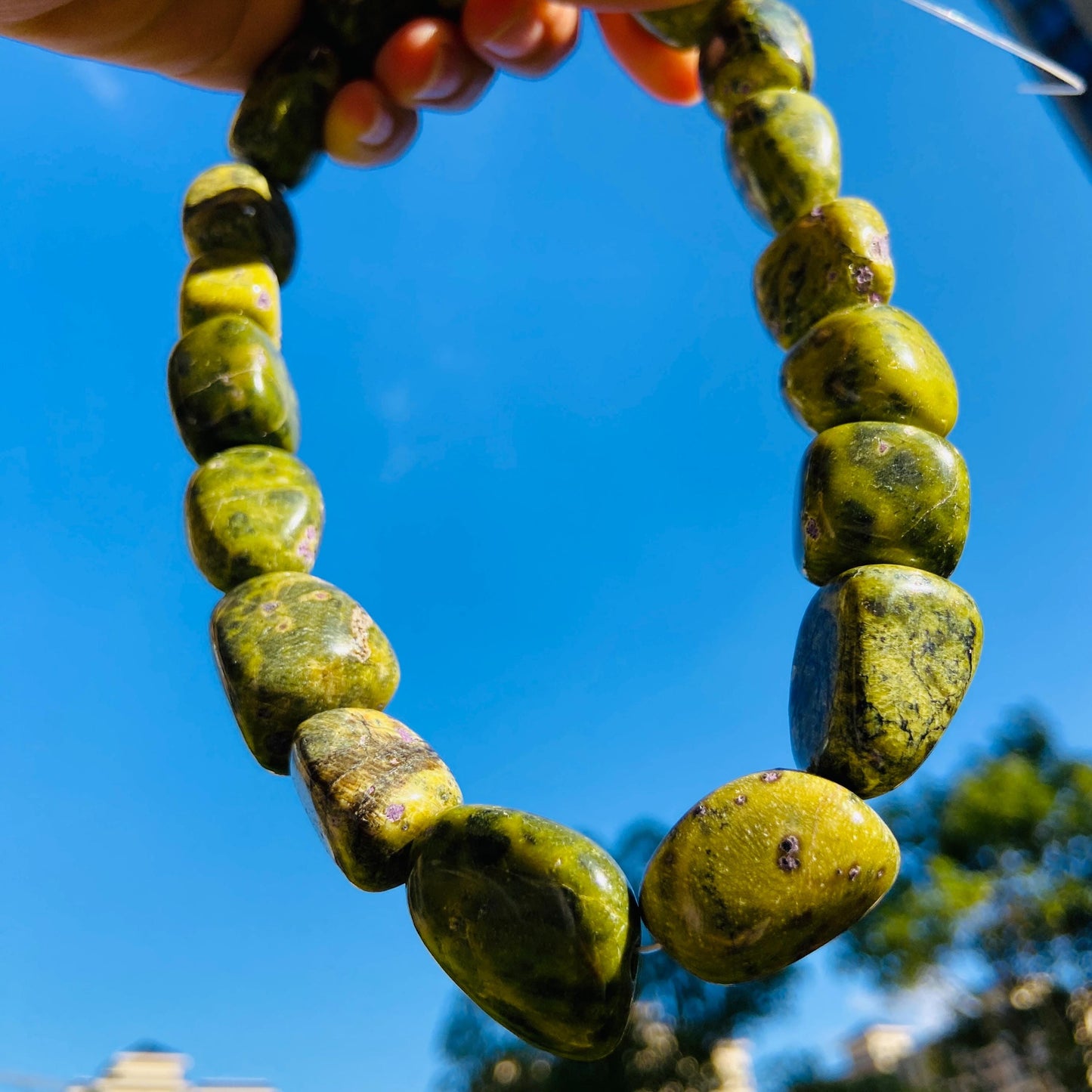 Tibetische Heilstein Perlen Naturgrün Zangyu Trommelsteinperlen, Serpentin mit Stichtit DIY Boho Schmuck Bastelzubehör