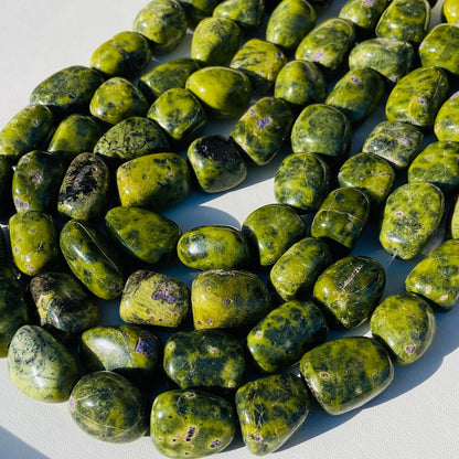 Tibetische Heilstein Perlen Naturgrün Zangyu Trommelsteinperlen, Serpentin mit Stichtit DIY Boho Schmuck Bastelzubehör