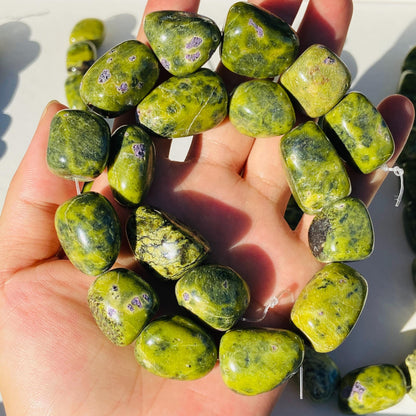 Tibetische Heilstein Perlen Naturgrün Zangyu Trommelsteinperlen, Serpentin mit Stichtit DIY Boho Schmuck Bastelzubehör