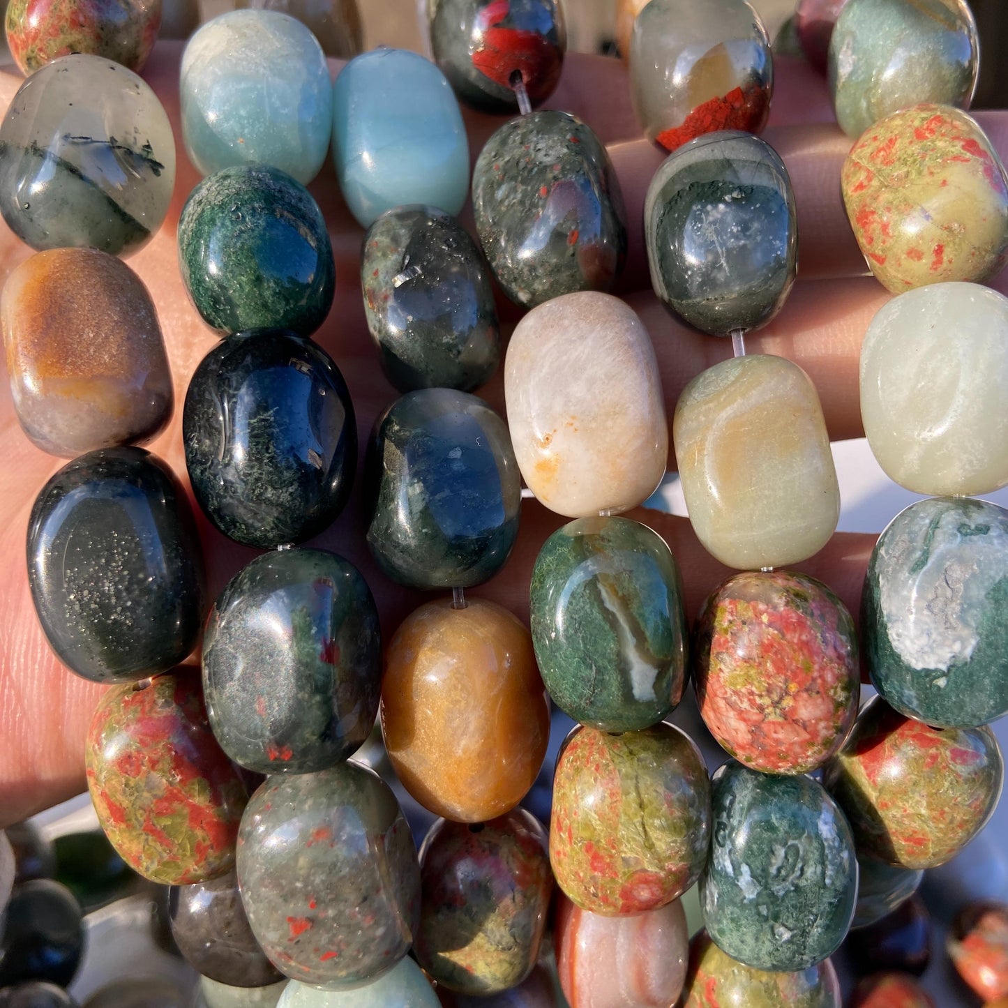 Bunte Natursteinperlen für Schmuckherstellung, Gemischte Achat und Amazonit Trommelsteine, Boho Chakra Nugget Strang für DIY Armbänder