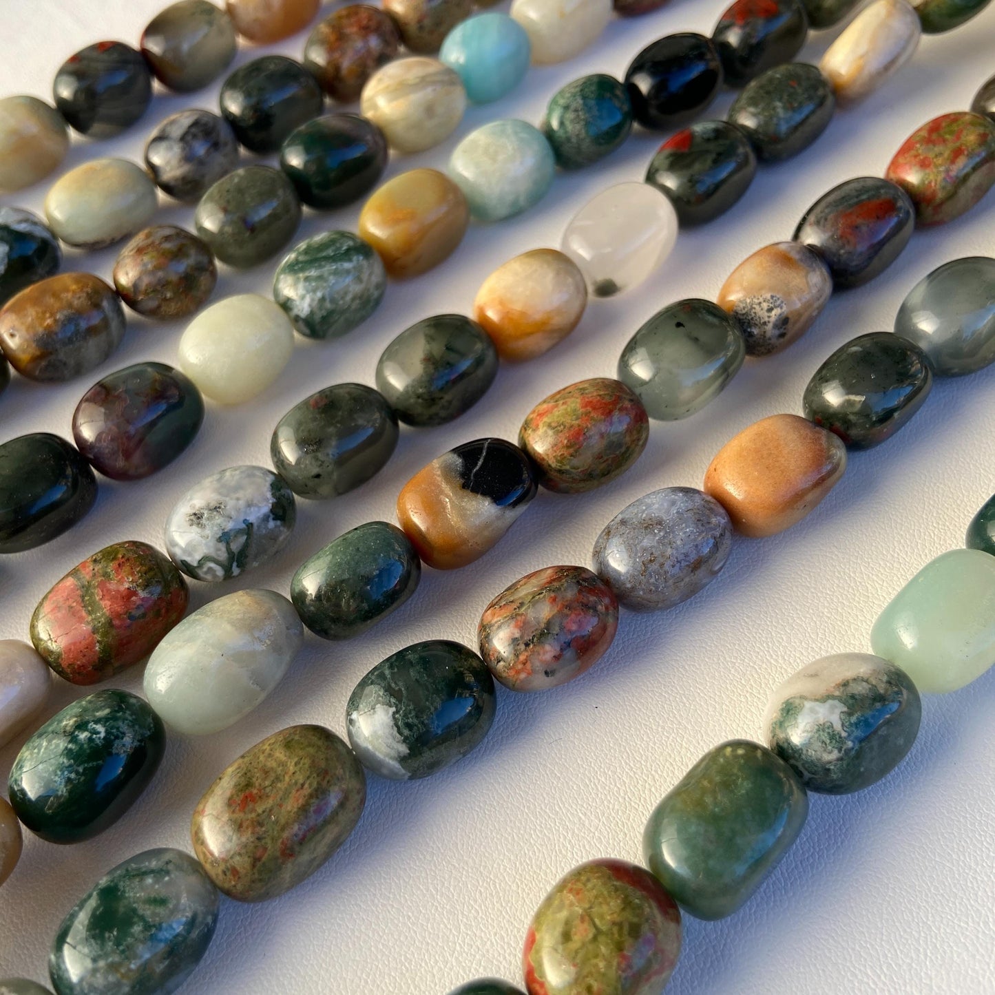 Bunte Natursteinperlen für Schmuckherstellung, Gemischte Achat und Amazonit Trommelsteine, Boho Chakra Nugget Strang für DIY Armbänder