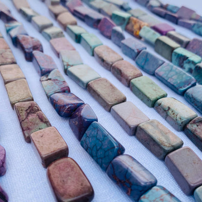 Violette Rechteck-Perlen für Schmuckherstellung, gefärbter Howlith, DIY Edelsteinperlen, Boho Stil, für Halsketten & Armbänder, 38 cm