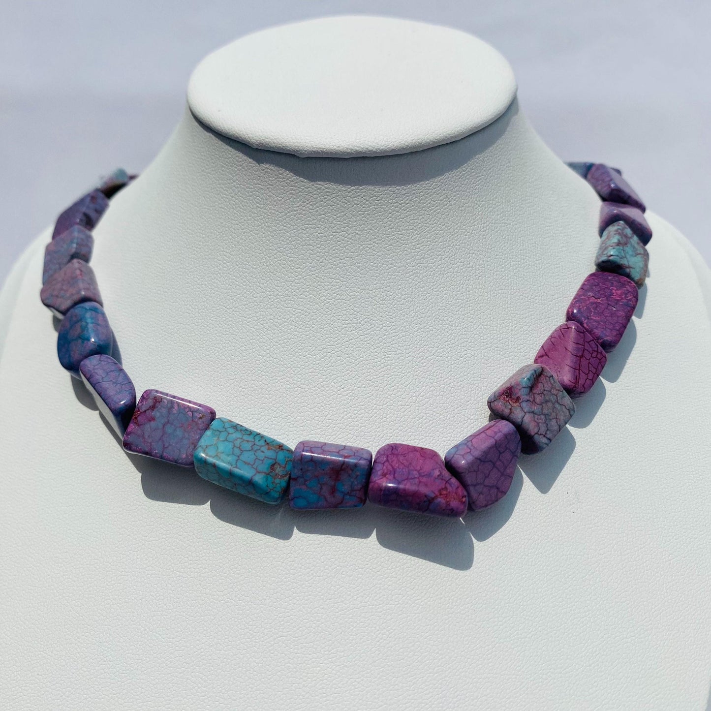 Violette Rechteck-Perlen für Schmuckherstellung, gefärbter Howlith, DIY Edelsteinperlen, Boho Stil, für Halsketten & Armbänder, 38 cm