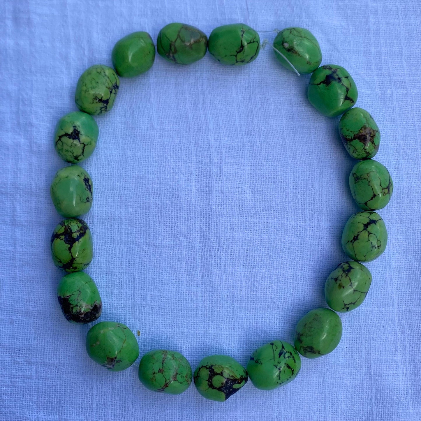 Chunky grüne Nugget Perlen aus synthetischem Türkis für DIY Schmuckherstellung, Edelsteinperlen im natürlichen Look, ca. 38cm Strang