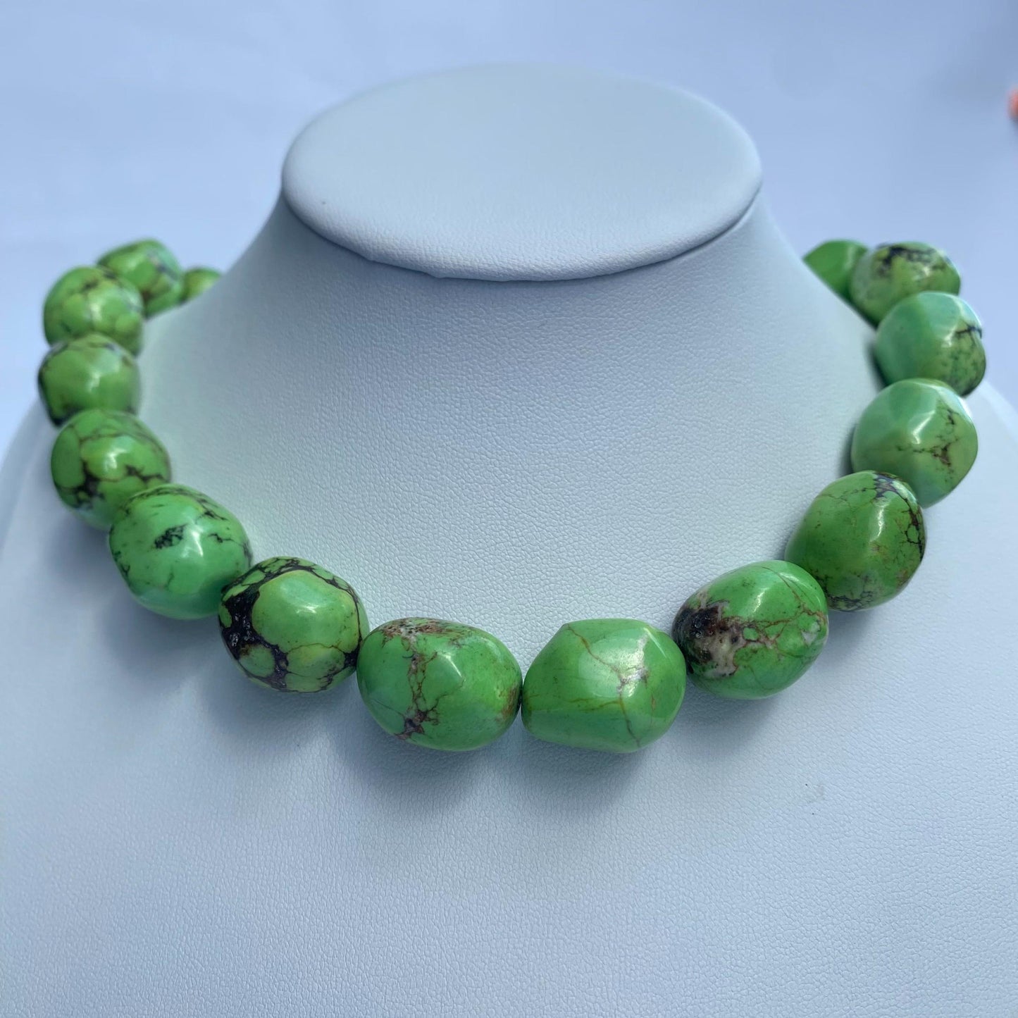 Chunky grüne Nugget Perlen aus synthetischem Türkis für DIY Schmuckherstellung, Edelsteinperlen im natürlichen Look, ca. 38cm Strang