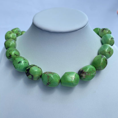 Chunky grüne Nugget Perlen aus synthetischem Türkis für DIY Schmuckherstellung, Edelsteinperlen im natürlichen Look, ca. 38cm Strang