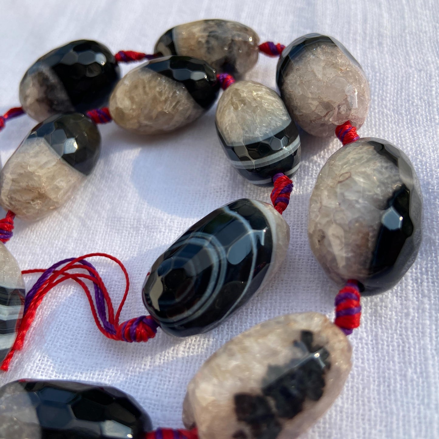 Natürliche Quarz Achat Edelsteinperlen mit Facettenschliff, zweifarbige Nugget Perlen für DIY Schmuckherstellung im Boho Stil, ca. 11 Stück