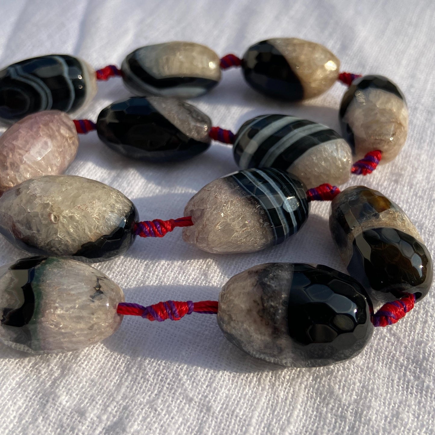 Natürliche Quarz Achat Edelsteinperlen mit Facettenschliff, zweifarbige Nugget Perlen für DIY Schmuckherstellung im Boho Stil, ca. 11 Stück