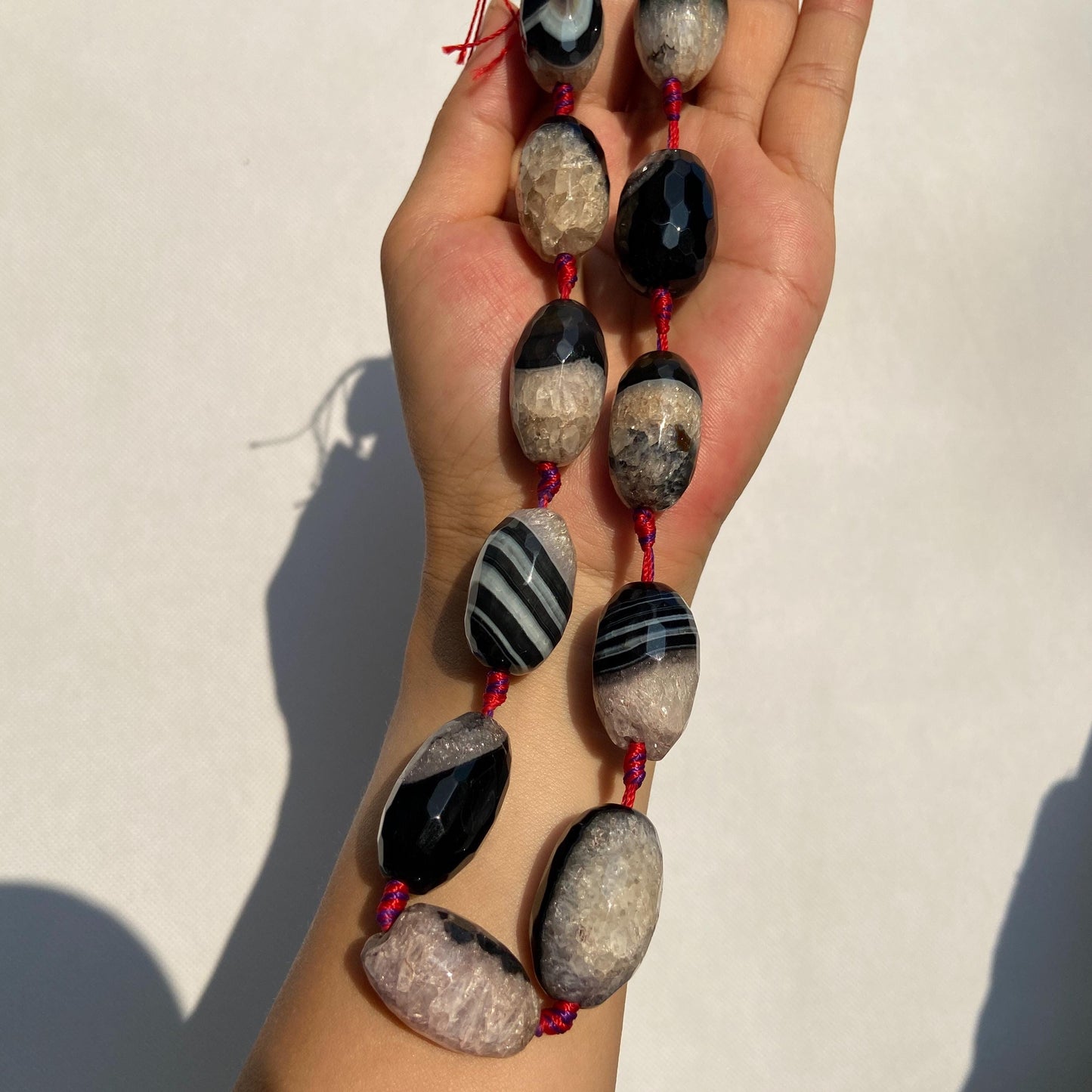 Natürliche Quarz Achat Edelsteinperlen mit Facettenschliff, zweifarbige Nugget Perlen für DIY Schmuckherstellung im Boho Stil, ca. 11 Stück