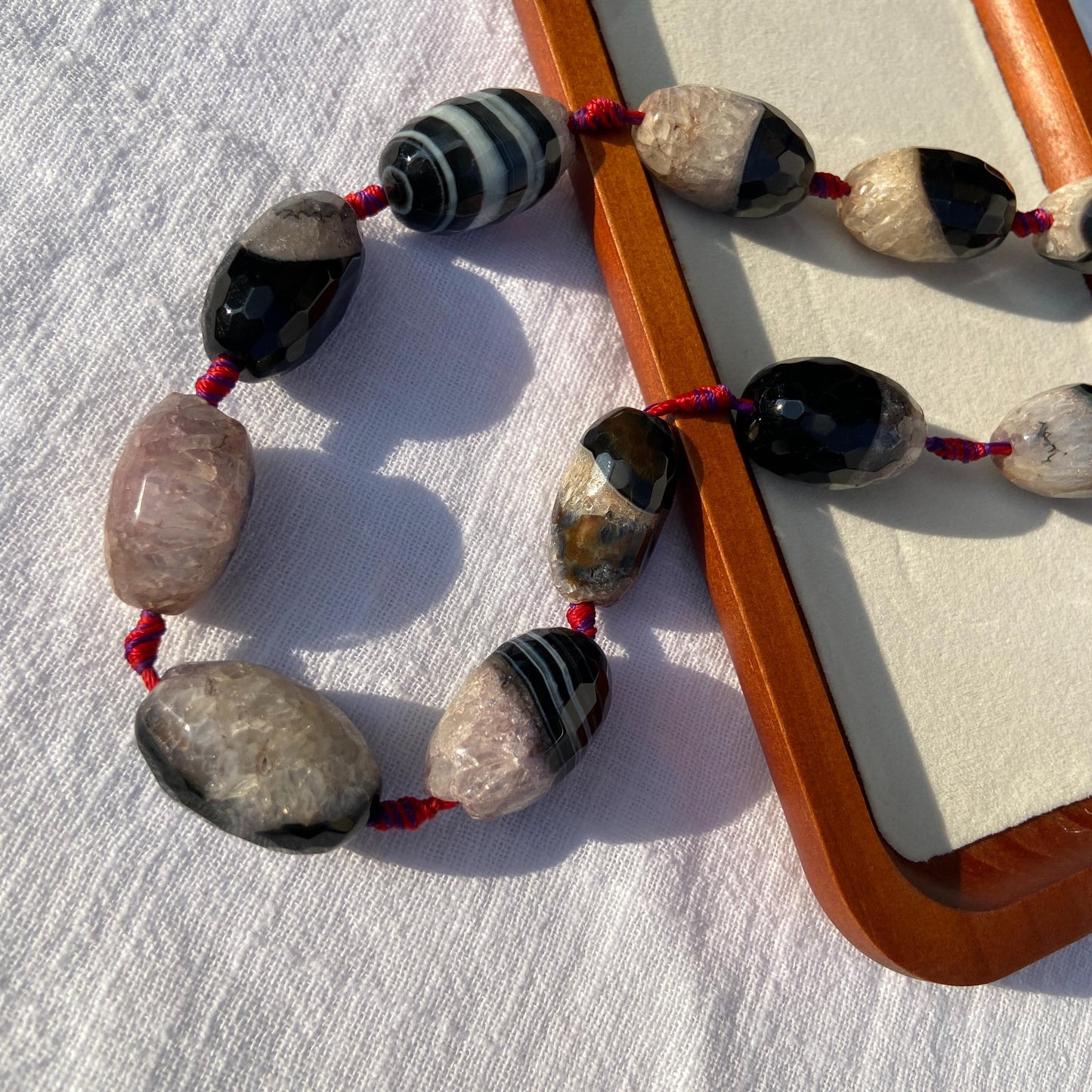 Natürliche Quarz Achat Edelsteinperlen mit Facettenschliff, zweifarbige Nugget Perlen für DIY Schmuckherstellung im Boho Stil, ca. 11 Stück