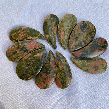 Natürliche Unakit Edelstein Tropfen Anhänger für DIY Schmuckherstellung, polierte grün-rosa Steine im Boho und Tribal Stil