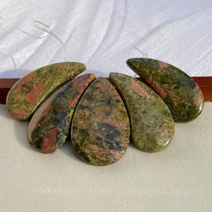 Natürliche Unakit Edelstein Tropfen Anhänger für DIY Schmuckherstellung, polierte grün-rosa Steine im Boho und Tribal Stil