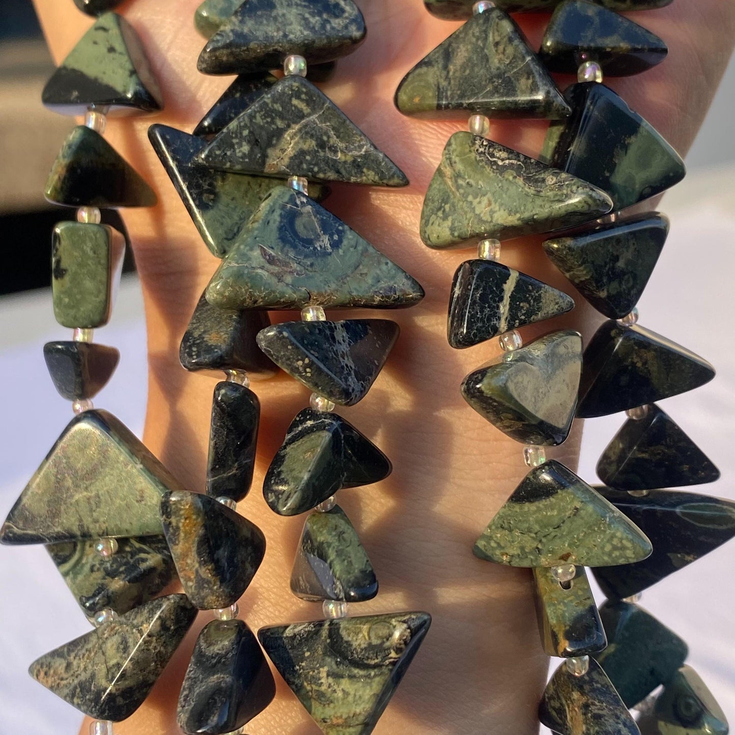 Natürliche Kambaba Jaspis Dreiecksperlen für DIY Schmuckherstellung, grün schwarze Edelsteinperlen in Tribal Boho Stil für Halsketten