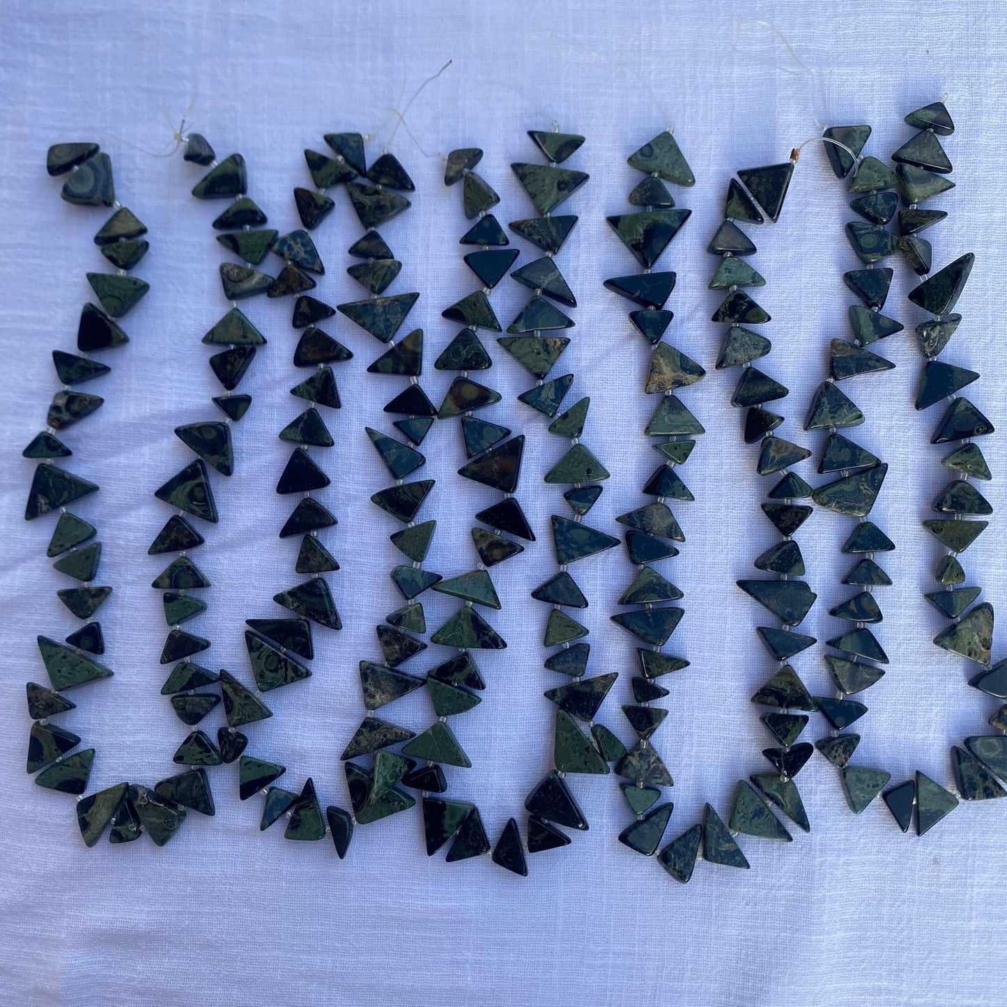 Natürliche Kambaba Jaspis Dreiecksperlen für DIY Schmuckherstellung, grün schwarze Edelsteinperlen in Tribal Boho Stil für Halsketten