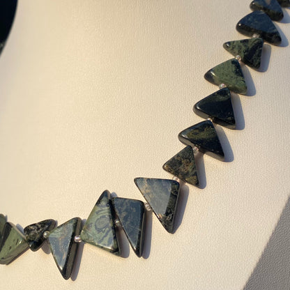 Natürliche Kambaba Jaspis Dreiecksperlen für DIY Schmuckherstellung, grün schwarze Edelsteinperlen in Tribal Boho Stil für Halsketten