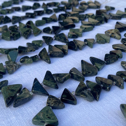 Natürliche Kambaba Jaspis Dreiecksperlen für DIY Schmuckherstellung, grün schwarze Edelsteinperlen in Tribal Boho Stil für Halsketten