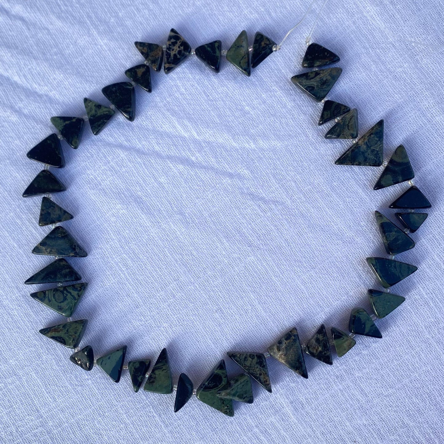 Natürliche Kambaba Jaspis Dreiecksperlen für DIY Schmuckherstellung, grün schwarze Edelsteinperlen in Tribal Boho Stil für Halsketten