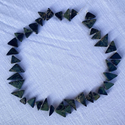 Natürliche Kambaba Jaspis Dreiecksperlen für DIY Schmuckherstellung, grün schwarze Edelsteinperlen in Tribal Boho Stil für Halsketten