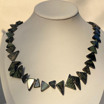 Natürliche Kambaba Jaspis Dreiecksperlen für DIY Schmuckherstellung, grün schwarze Edelsteinperlen in Tribal Boho Stil für Halsketten