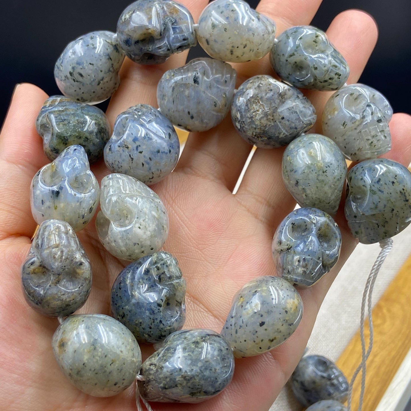 Handgeschnitzte Totenkopf Perlen aus schwarzem Naturstein für DIY Schmuckherstellung Halloween Boho Deko Kristall Bastelperlen