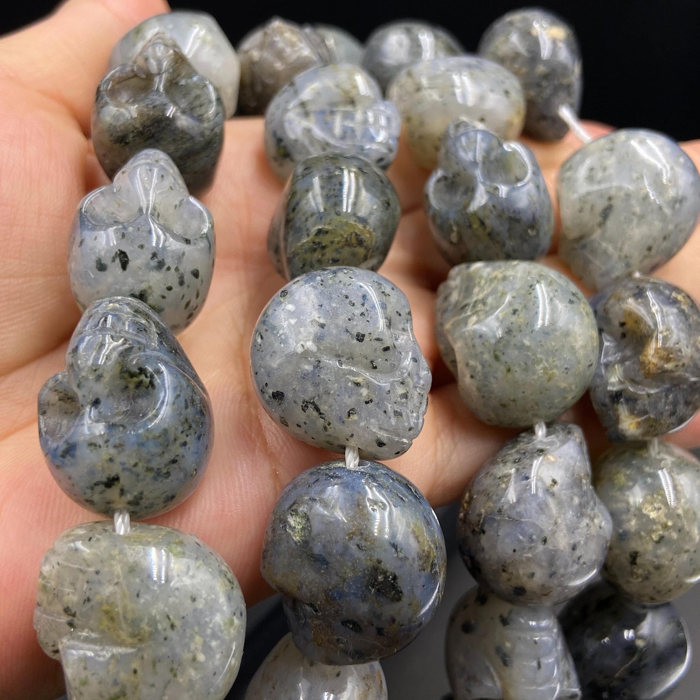 Handgeschnitzte Totenkopf Perlen aus schwarzem Naturstein für DIY Schmuckherstellung Halloween Boho Deko Kristall Bastelperlen