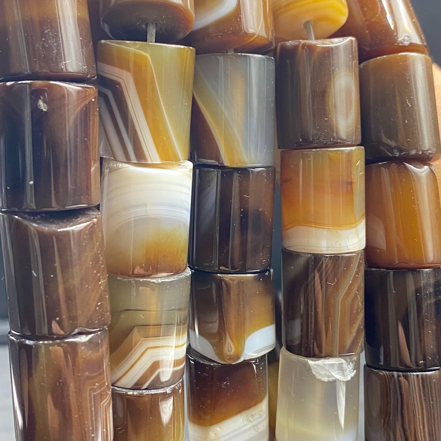 Naturstein Perlen braun gestreift für Schmuckherstellung, Boho DIY Zylinder Edelstein, Achat Bastelperlen für Armband oder Halskette