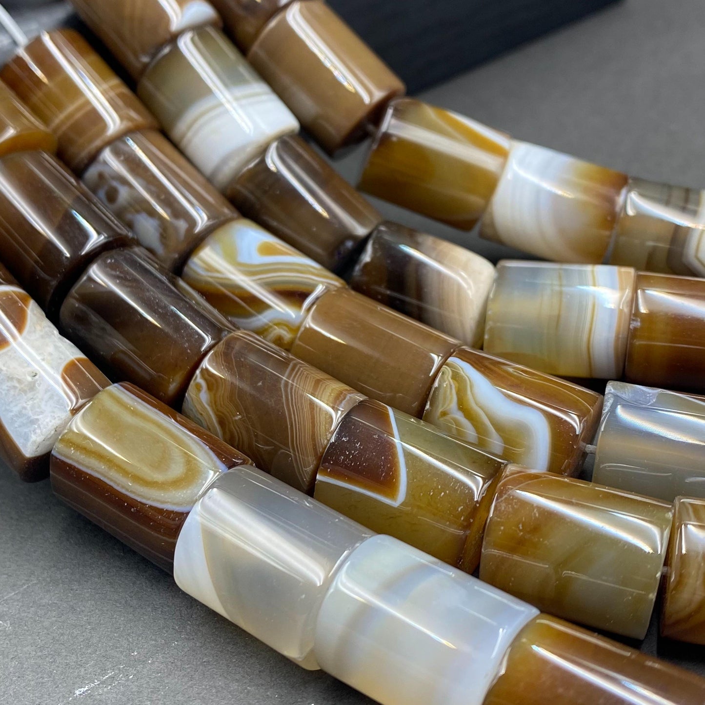 Naturstein Perlen braun gestreift für Schmuckherstellung, Boho DIY Zylinder Edelstein, Achat Bastelperlen für Armband oder Halskette