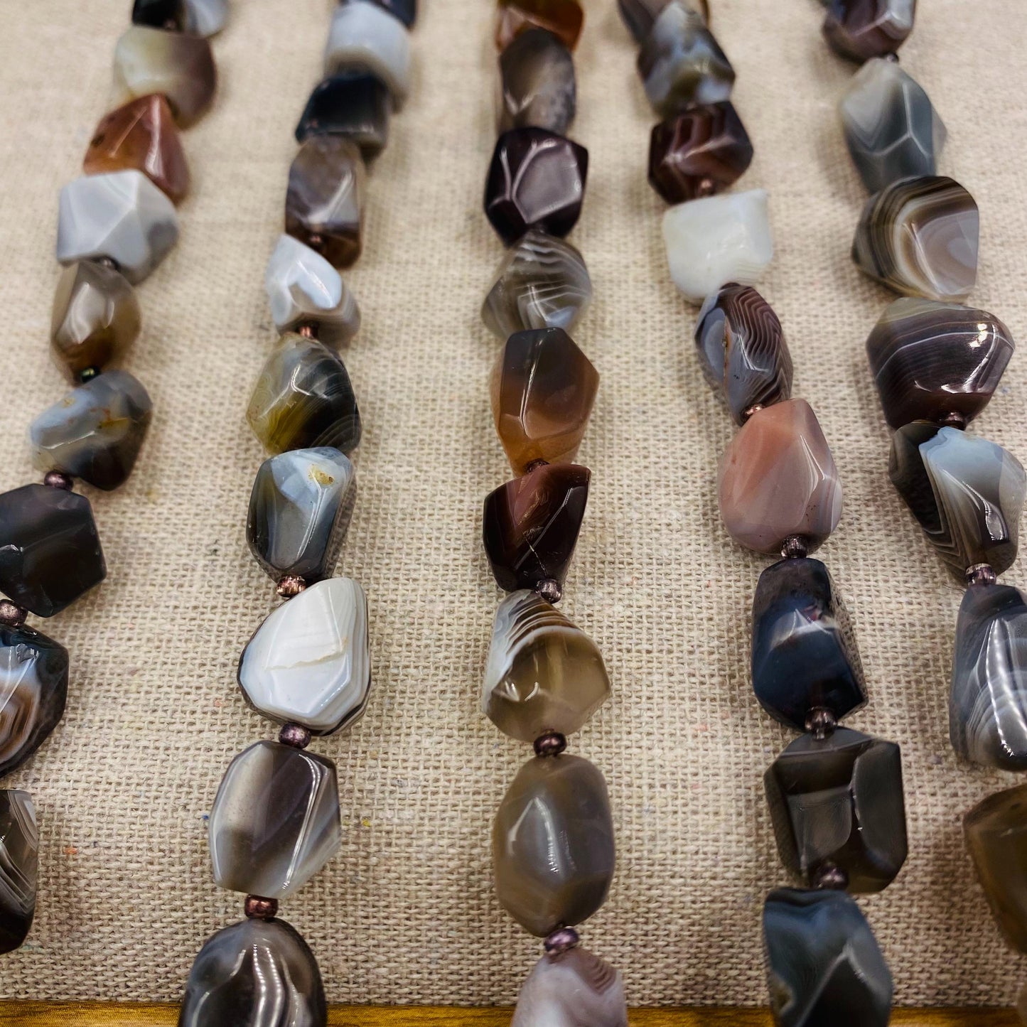 Natürliche Achatperlen in Freiform für Schmuckherstellung, Boho DIY Edelstein Perlen Strang, Heilstein Bastelperlen für Armband oder Kette