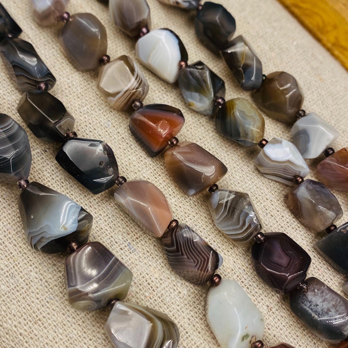 Natürliche Achatperlen in Freiform für Schmuckherstellung, Boho DIY Edelstein Perlen Strang, Heilstein Bastelperlen für Armband oder Kette